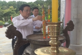 Trưởng Ban Nội chính Trung ương Phan Đình Trạc viếng Nghĩa trang liệt sĩ Tân Biên (Đồi 82)