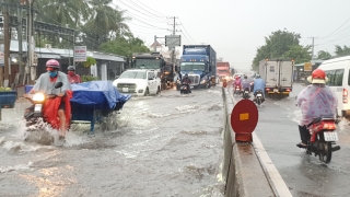 Đường phố Trảng Bàng ngập nặng sau cơn mưa