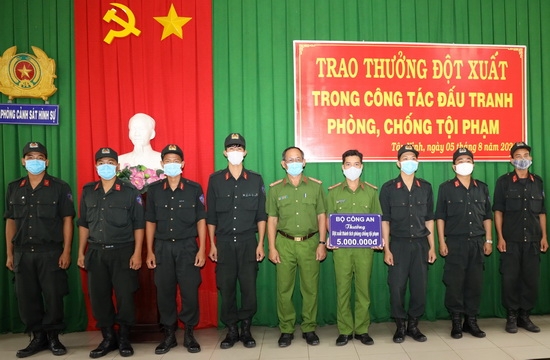 Bộ Công an: Trao thưởng cho các đơn vị thuộc Công an Tây Ninh có thành tích phòng chống tội phạm