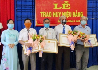 Trao Huy hiệu Đảng cho đảng viên TP.Tây Ninh và Gò Dầu
