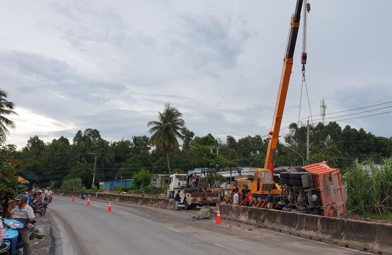 Xe tải mất lái, lật ngang giữa đường