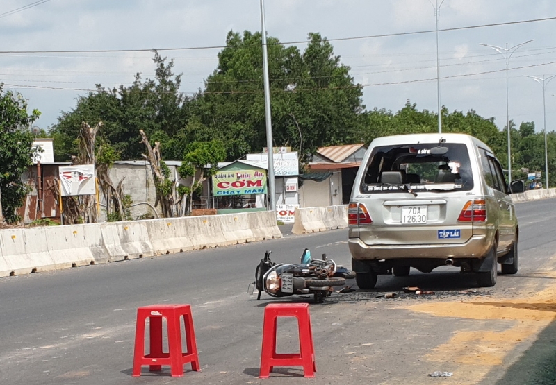 Xe máy không làm chủ tay lái tông bể kính xe ô tô tập lái