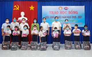 Trao 100 suất học bổng cho học sinh ở xã Phan