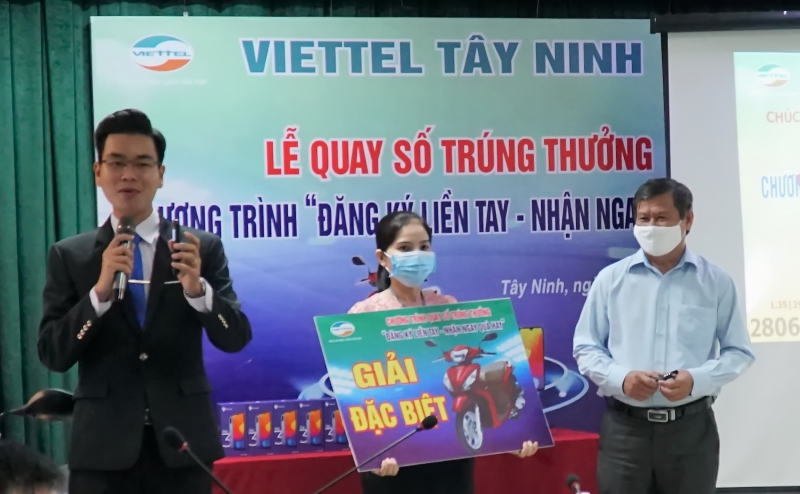 Viettel Tây Ninh quay số trúng thưởng chương trình “Đăng ký liền tay- Nhận ngay quà hay”