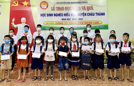 Châu Thành: Trao 100 suất học bổng cho học sinh nghèo, hiếu học