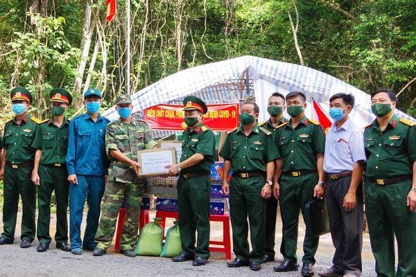 Quân khu 7: Thăm, tặng quà lực lượng chống dịch Covid-19 tại Tây Ninh