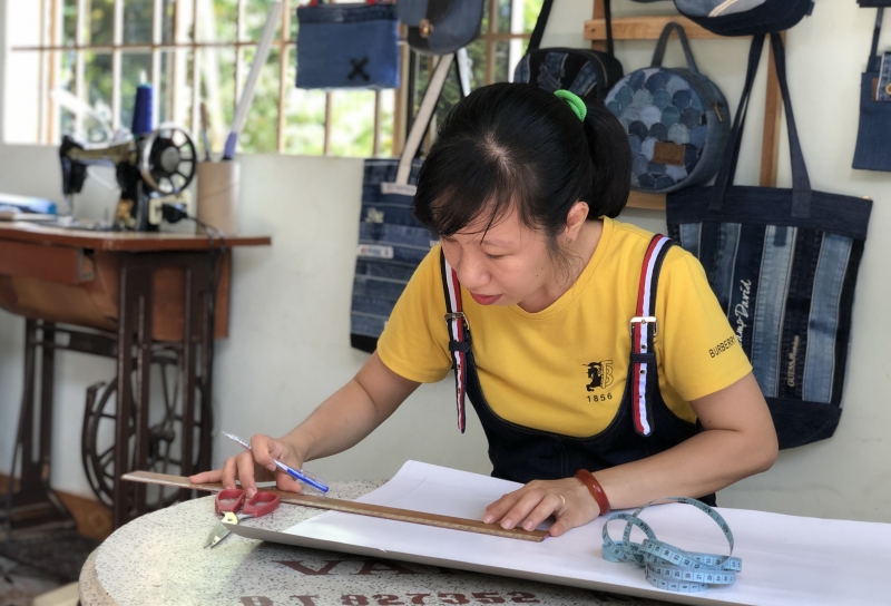 Sáng tạo “Handmade” từ đồ jean cũ