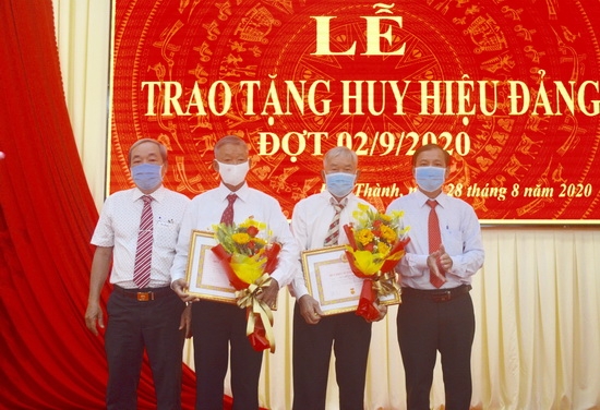 Hoà Thành: Trao huy hiệu Đảng đợt 2.9