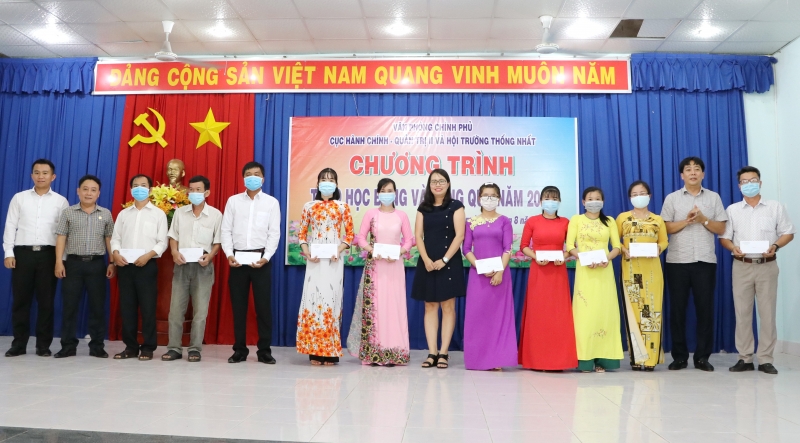 Về nguồn, tặng quà cho giáo viên, học sinh xã Tân Lập