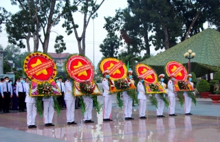 Lãnh đạo tỉnh viếng Nghĩa trang liệt sĩ Trà Võ