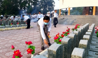 Các địa phương Bến cầu, Dương Minh Châu, Tân Châu tổ chức đoàn viếng nghĩa trang liệt sỹ