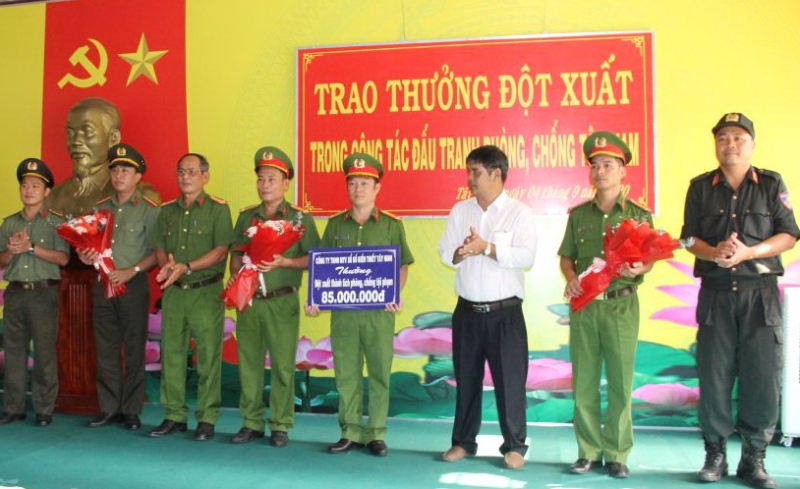 Trao thưởng đột xuất cho các đơn vị