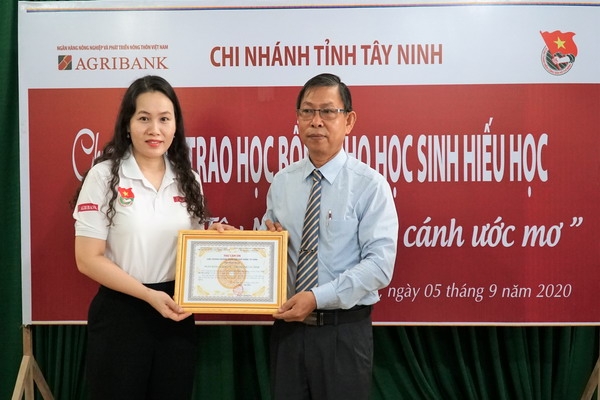 Agribank Tây Ninh trao học bổng “Chắp cánh ước mơ” tại Trường THPT Tây Ninh