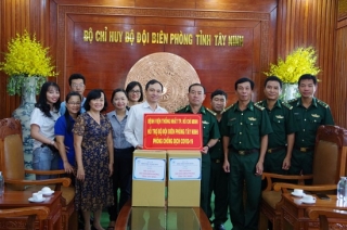 Tặng máy sát khuẩn chống Covid-19 cho Bộ đội Biên phòng Tây Ninh