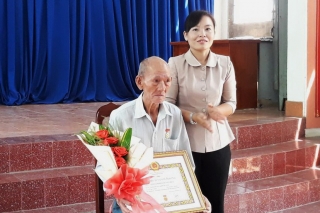 Thành uỷ Tây Ninh: trao Huy hiệu 55 tuổi Đảng ở xã Bình Minh