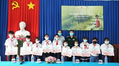 Trao học bổng “Vì em hiếu học” tại vùng biên giới