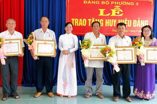 Trao Huy hiệu Đảng cho đảng viên phường 3