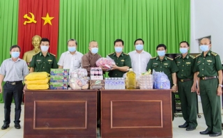 Chùa Phước Thành tặng quà các đồn biên phòng tại huyện Tân Châu