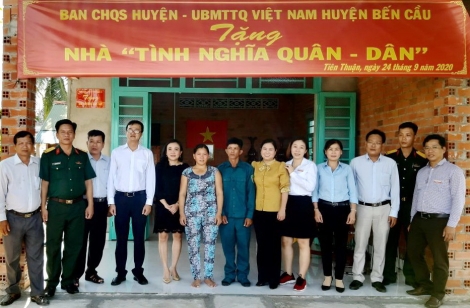 Bến Cầu tặng nhà “Tình nghĩa Quân-Dân” tại xã Tiên Thuận