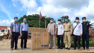 Trao xe lăn cho Hội Chữ thập đỏ Tboung Khmum