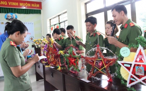 Thi làm lồng đèn trung thu để dành tặng các em học sinh khó khăn