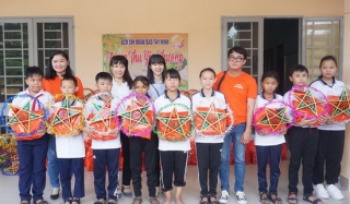 Chi đoàn Báo Tây Ninh tặng quà trung thu tại xã Hòa Hội