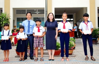 Trao học bổng tiếp sức đến trường cho học sinh TP.Tây Ninh