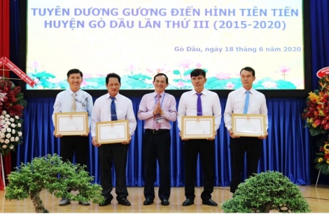 Ký kết thi đua “nước rút” hoàn thành nhiệm vụ năm 2020