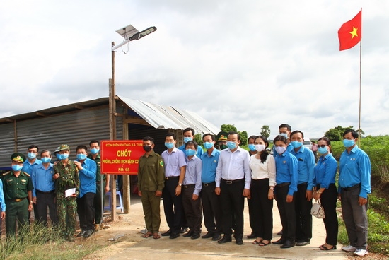 LĐLĐ tỉnh: Thăm, tặng quà lực lượng Biên phòng tham gia phòng, chống dịch Covid-19