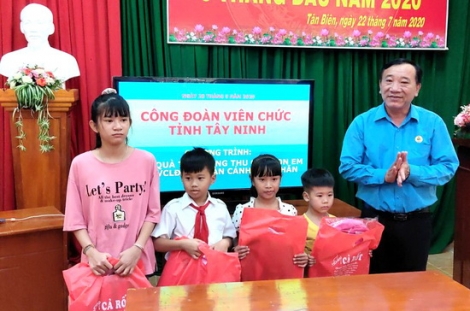 Công đoàn Viên chức tỉnh thăm, tặng quà tết Trung thu cho các cháu thiếu nhi