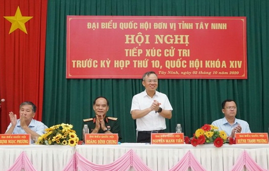 Đoàn ĐBQH tiếp xúc cử tri là cán bộ, công chức và lực lượng vũ trang