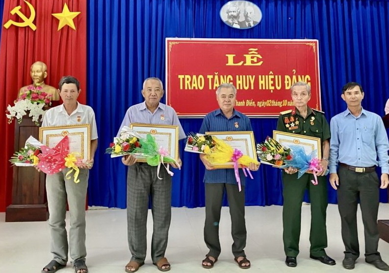 Trao Huy hiệu 55, 50, 40 và 30 năm tuổi Đảng cho 7 đảng viên