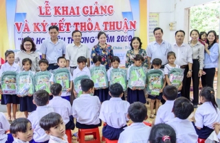 Tân Châu khai giảng lớp học xóa mù chữ cho trẻ em di cư tự do từ Campuchia
