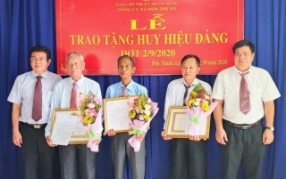 Trảng Bàng: Trao tặng Huy hiệu Đảng cho đảng viên tại xã Đôn Thuận