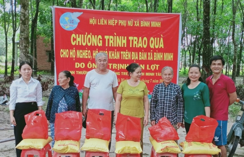 Chi hội phụ nữ ấp Giồng Tre chung sức xây dựng nông thôn mới