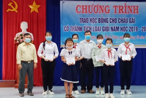 Trao học bổng khuyến học cho nữ sinh