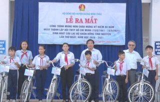 Hội đồng đội huyện Dương Minh Châu trao xe đạp cho học sinh khó khăn