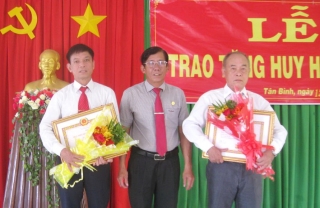 Tân Biên trao huy hiệu 50, 40 năm tuổi đảng cho đảng viên xã Tân Bình