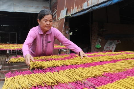 Miệt mài với nghề làm nhang