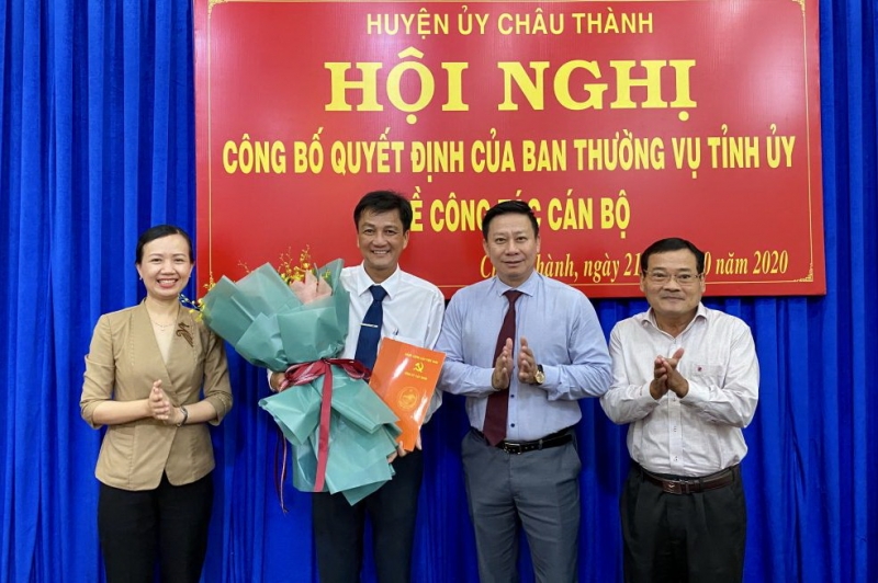 Trao quyết định bổ nhiệm Phó bí thư Huyện ủy Châu Thành.