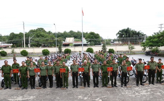 Bàn giao xe mô tô cho công an các xã, thị trấn