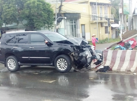 Một ngày 2 ô tô tự tông vào dãy phân cách, trụ điện