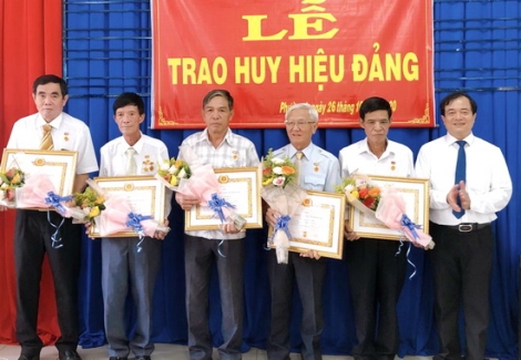 Thành ủy Tây Ninh tặng Huy hiệu Đảng cho 25 đảng viên