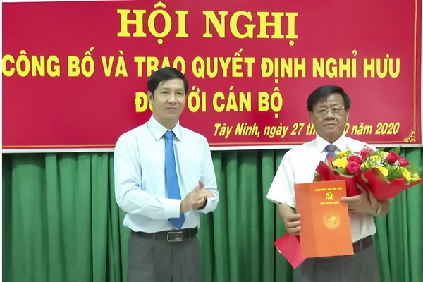 Bí thư Tỉnh uỷ: Trao quyết định nghỉ hưu cho cán bộ