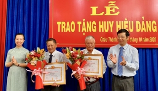 Bí thư Tỉnh uỷ Nguyễn Thành Tâm: Trao Huy hiệu 55, 50, 45 và 40 năm tuổi Đảng tại Châu Thành