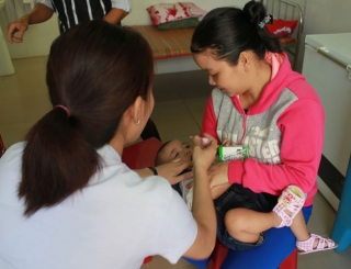 Triển khai uống bổ sung vắc xin bại liệt cho trẻ dưới 5 tuổi tại 3 huyện biên giới