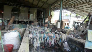 Một cơ sở thu mua, sơ chế nhựa nylon chưa bảo đảm vệ sinh môi trường