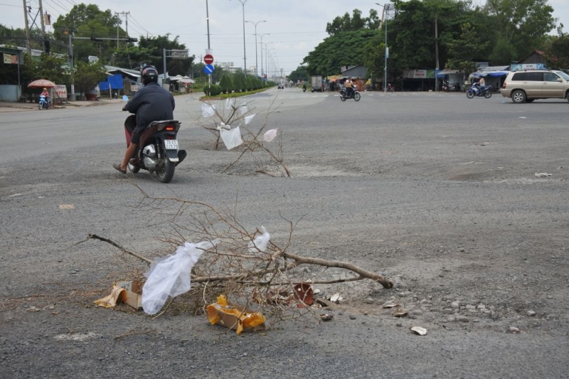 Người dân làm chướng ngại vật cảnh báo tai nạn giao thông