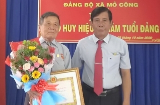 Tân Biên: Trao tặng Huy hiệu 60 tuổi Đảng tại xã Mỏ Công