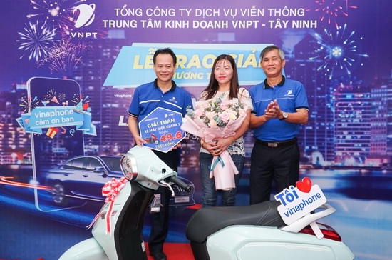 Trao thưởng khách hàng trúng giải chương trình “Xài Vina lái VinFast về nhà”